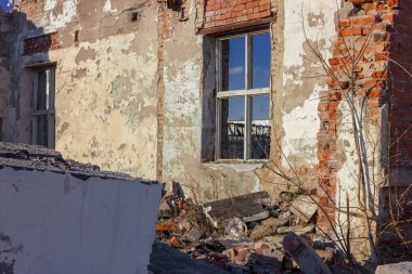 Şehirde tahrip edilmiş bir binanın Harabeleri.