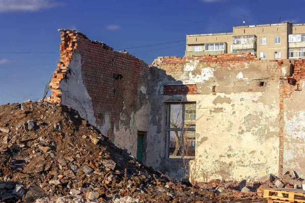 Ruinen eines zerstörten Gebäudes in der Stadt. — Stockfoto