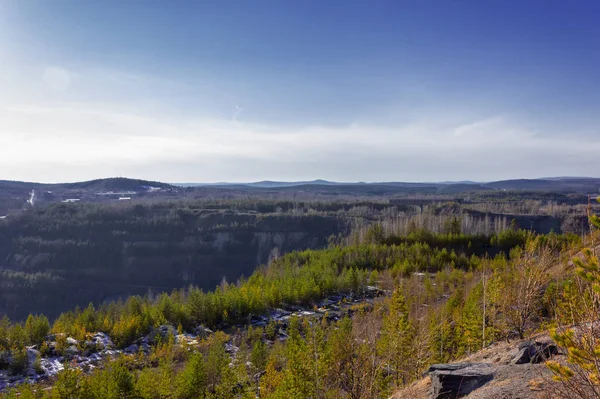 Utsikt över stenbrottet och gammalt gruvan från observation plattform — Stockfoto
