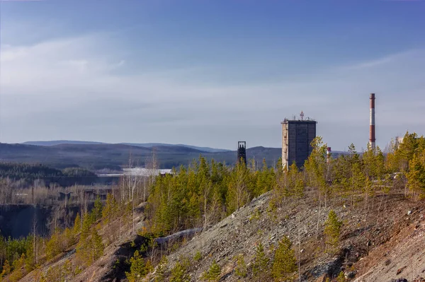Blick von der Aussichtsplattform auf den Steinbruch und das alte Bergwerk — Stockfoto