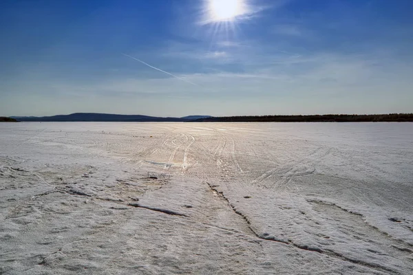 Wiosna krajobraz topi lód na górskim jeziorze. — Zdjęcie stockowe