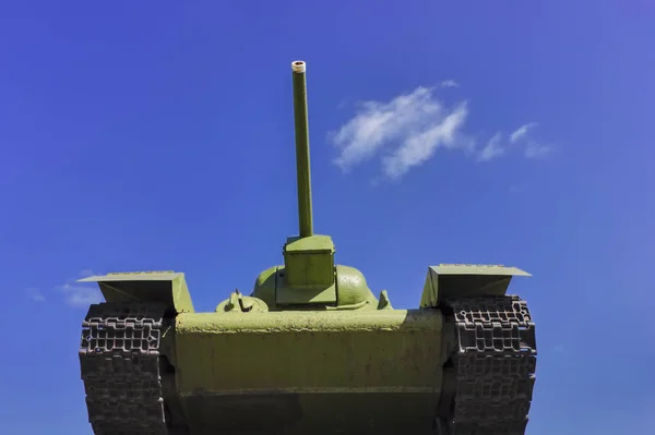 Sovyet tankı T-34 mavi gökyüzü arka planda ikinci dünya savaşında savaşta. — Stok fotoğraf
