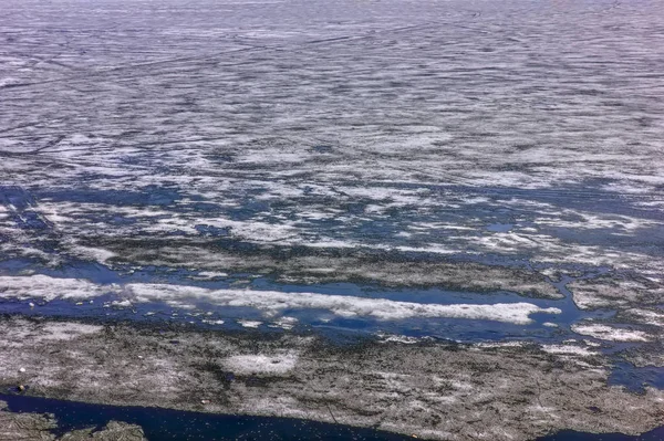 Eisschmelze auf dem See im Frühling aus nächster Nähe. — Stockfoto