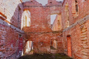 Kırmızı tuğla eski bir tuğla binanın Harabeleri.