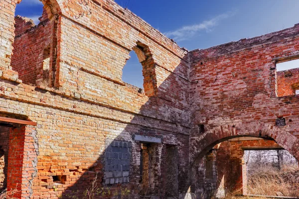 The ruins of an old brick building of red brick. — Stock Photo, Image