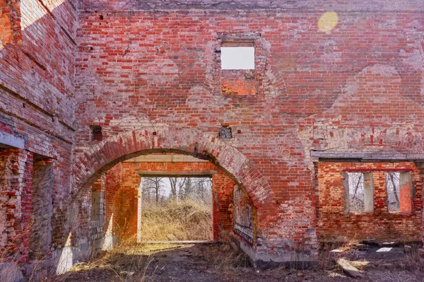 붉은 벽돌의 오래 된 벽돌 건물의 폐허. — 스톡 사진