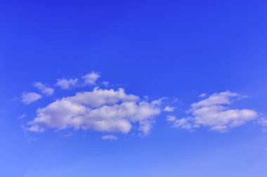 Açık beyaz bulutlar ile mavi bahar gökyüzü.