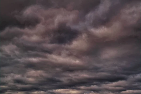 Langit dengan awan hujan sebelum badai — Stok Foto