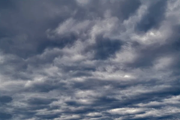 Langit dengan awan hujan sebelum badai — Stok Foto