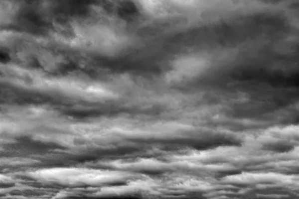 Himmel med regnmoln före stormen — Stockfoto