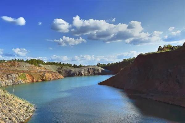 Paisaje de verano en la orilla de un lago de montaña . — Foto de Stock