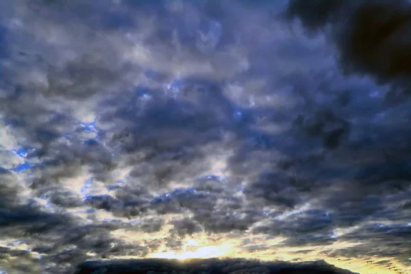 골드 구름-극적인 일몰, 아름 다운 자연 배경으로 푸른 하늘. 구름을 조명 태양 설정. — 스톡 사진