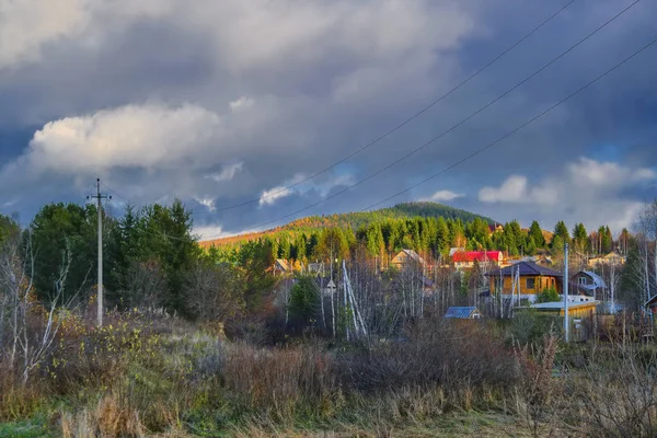 Paisagem rural de outono nas montanhas Urais . — Fotografia de Stock