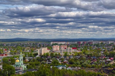 Dağların tepesinde, Nizhny Tagil kentinin manzarası