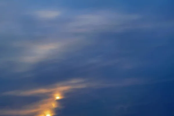 Cielo azul con nubes de oro - puesta de sol dramática, hermoso fondo natural. El sol poniente ilumina las nubes . —  Fotos de Stock