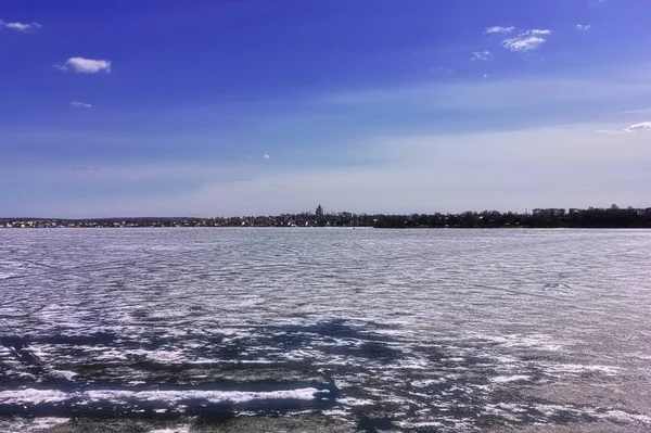 Wieczorem gród wczesną wiosną na waterfront park miejski — Zdjęcie stockowe