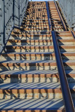 Şehir parkında dökme demir ferforje merdivenler.