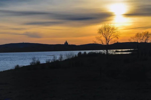 Pôr-do-sol dramático nas margens do lago da cidade. Paisagem Primavera . — Fotografia de Stock