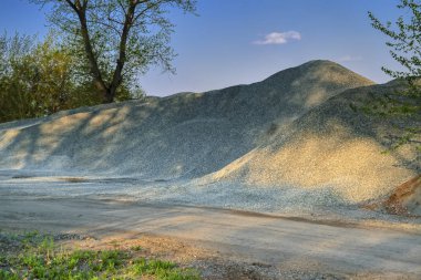 Bitkinin yakınındaki sitede ezilmiş granit yığını.