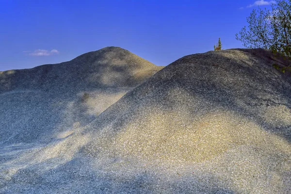 Un tas de granit concassé sur le site près de l'usine . — Photo