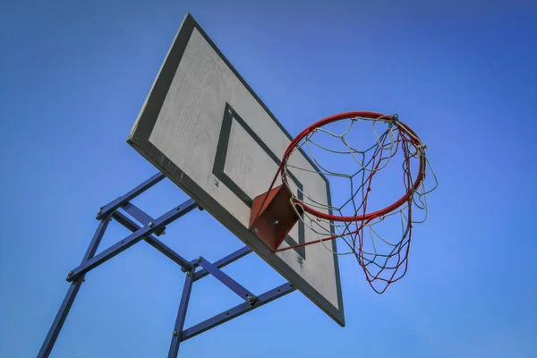 Баскетбольная корзина на голубом фоне неба. Баскетбольная корзина и доска на голубом фоне неба . — стоковое фото