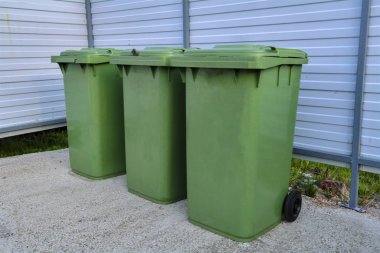 Yeşil plastik çöp geri dönüşüm konteyner. Çöp kutusu üzerinde çöp toplamak için yeşil konteynerler.