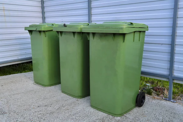 Grüne Plastikmüll-Recycling-Container. grüne Container zum Sammeln von Müll auf der Mülltonne. — Stockfoto