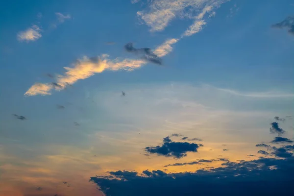 Cielo blu con nuvole d'oro - tramonto drammatico, bellissimo sfondo naturale. Il sole al tramonto illumina le nuvole . — Foto Stock