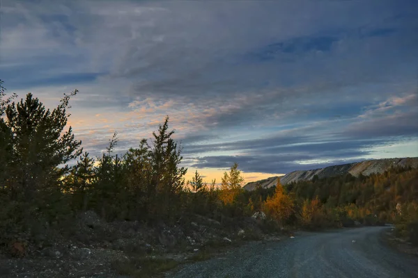 Piękny jesienny krajobraz o zachodzie słońca w górach — Zdjęcie stockowe