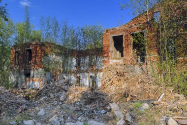 Eski terk edilmiş çöken bina. Eski binaların kalıntıları ile Peyzaj.