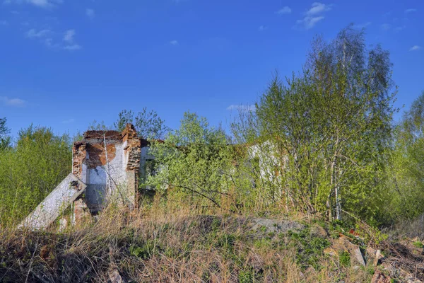 Vieux bâtiment abandonné qui s'effondre. Paysage avec les ruines des vieux bâtiments . — Photo