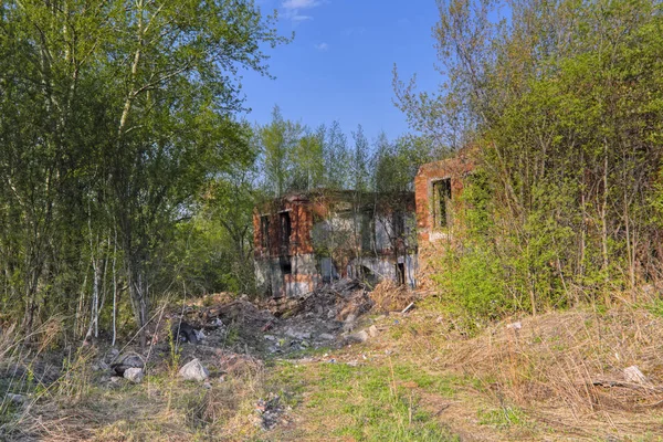 Old abandoned collapsing building. Landscape with the ruins of the old buildings. — Stock Photo, Image