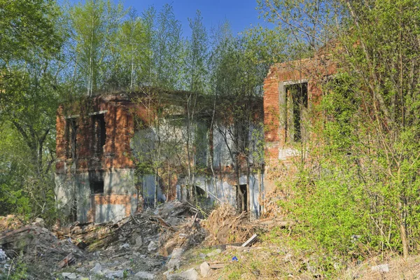 Old abandoned collapsing building. Landscape with the ruins of the old buildings. — Stock Photo, Image