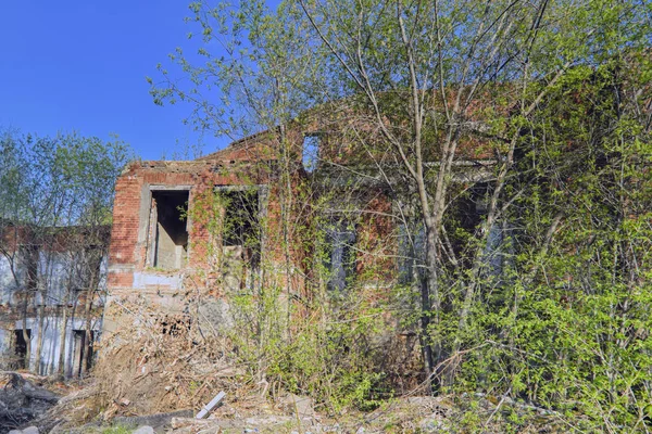 旧的废弃倒塌的建筑。与旧建筑废墟的风景. — 图库照片