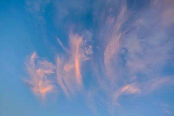 Langit dengan awan gelap diterangi oleh matahari terbenam — Stok Foto