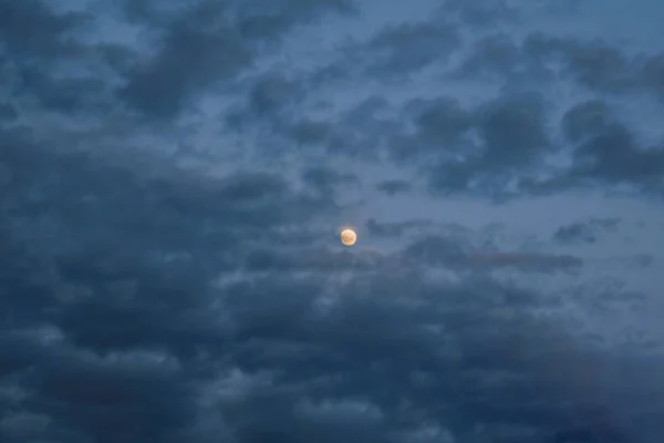 Cerul cu nori întunecați luminat de soarele apusului — Fotografie, imagine de stoc