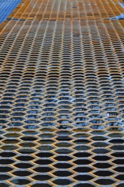 Delikli metalin dokusu. Çelik delinmiş metal levha.