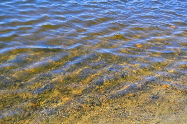 Rivierwater oppervlak textuur op een zonnige dag. — Stockfoto