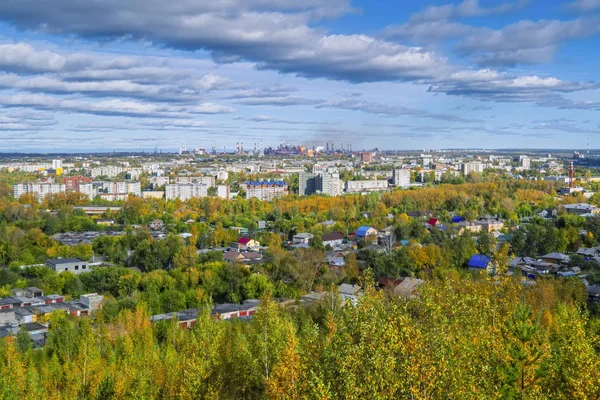 Vista de la ciudad de Nizhny Tagil desde la cima de la montaña — Foto de Stock