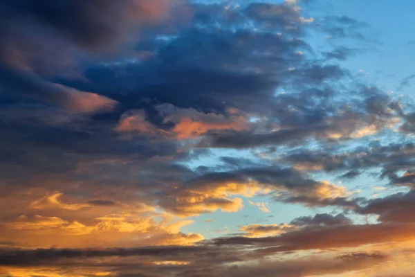 El cielo al atardecer. Nubes cúmulos iluminadas por los rayos del sol poniente . — Foto de Stock