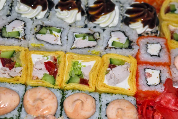 Vista superior de gran conjunto de sushi y rollos . — Foto de Stock