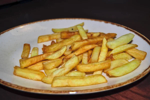 Una porzione di patatine fritte su un piatto bianco primo piano . — Foto Stock