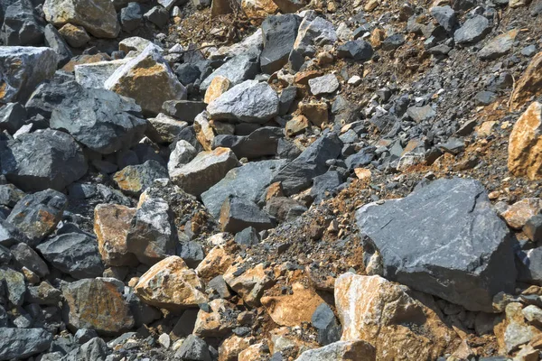 Taş çıkarma için bir taş ocağında büyük taşların doku. — Stok fotoğraf