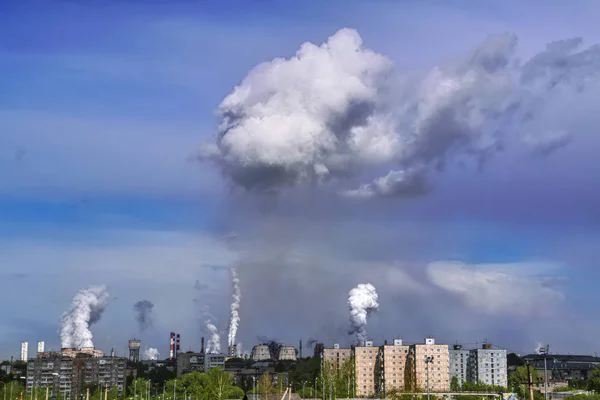 Emissions into the atmosphere of the metallurgical plant. Pollution of the environment by a metallurgical plant. — Stock Photo, Image