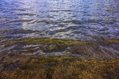 Dağ gölünde şeffaf su dokusu. Closeup.