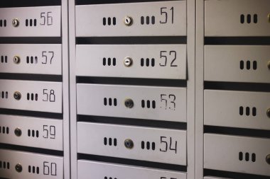 Bir apartmanın yakın çekim indeki posta kutuları. Bir apartmandaki metal posta kutuları.