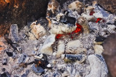 Şenlik ateşi közler doku yakın çekim. Gloving közler ile şömine arka plan. Yanan ateşin yakın görünümü.