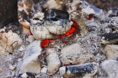 Şenlik ateşi közler doku yakın çekim. Gloving közler ile şömine arka plan. Yanan ateşin yakın görünümü.