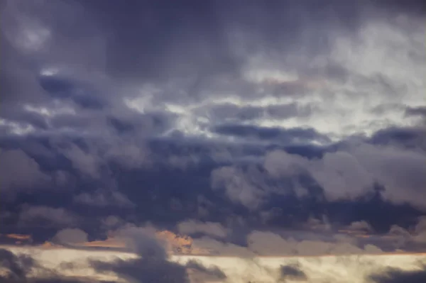 Awan hujan gelap saat matahari terbenam. Langit yang dramatis saat matahari terbenam. Awan badai gelap dengan highlights hitam dan putih . — Stok Foto