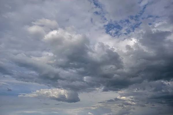 Langit musim panas biru dan awan putih terang. Biru langit latar belakang dengan awan . — Stok Foto